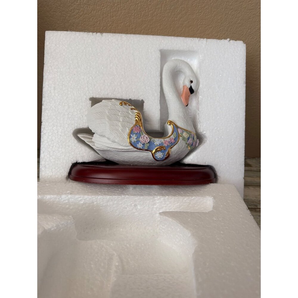 Lenox Carousel Swan Chariot with Wood Base 2009 Ltd Ed 120th Anniversary NIB - Picture 4 of 16